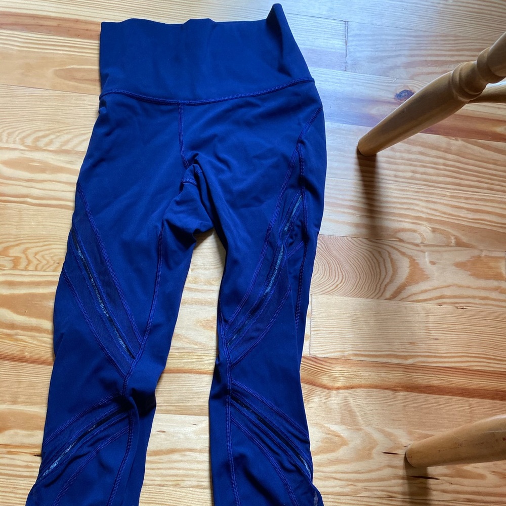 Lululemon navy crop leggings w/ mesh size 4